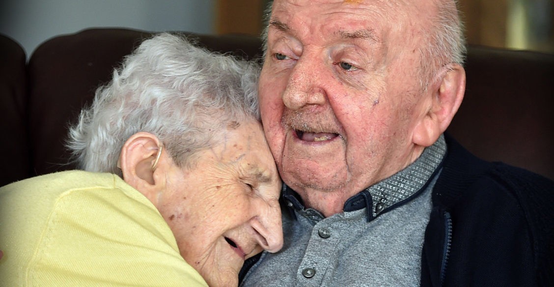 В 98 лет она переехала в дом престарелых, чтобы... ухаживать за сыном