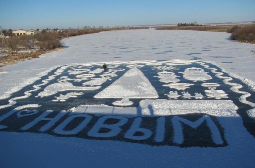 Одинокий год на карнизе за окном