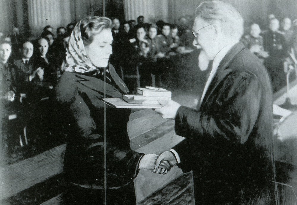 М.И. Калинин вручает правительственную награду А.И. Масловской