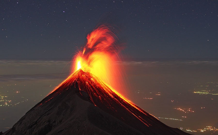 Фото вулкана извергающегося