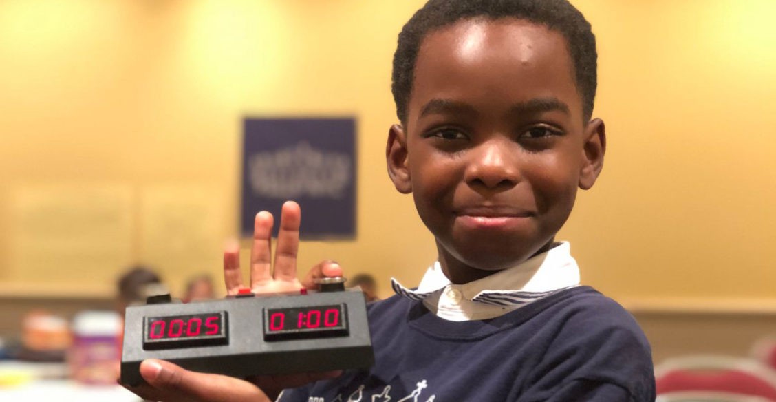 Лучший начинающий шахматист Нью-Йорка – беженец из Африки. Как 8-летнему мальчику всей страной собрали на новый дом