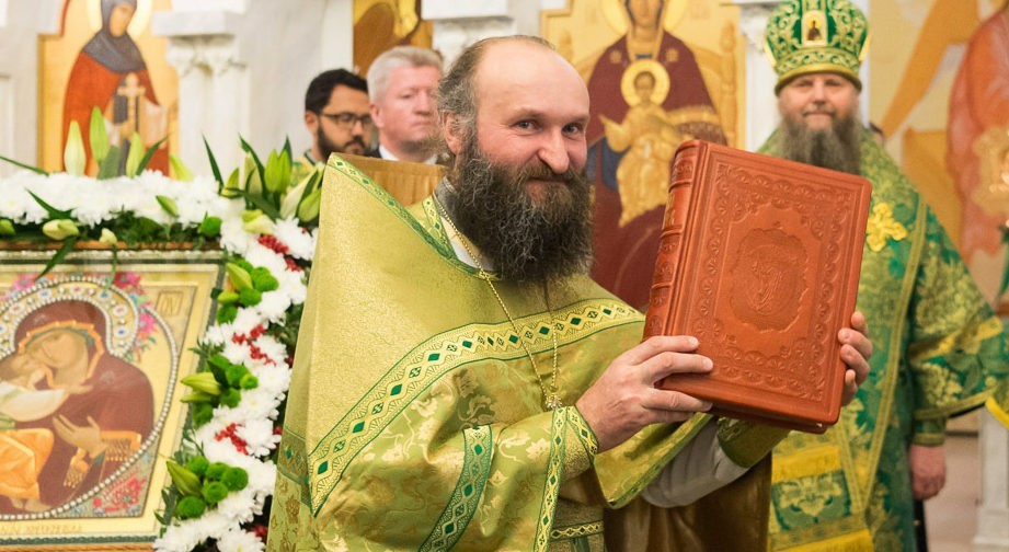 Если в храме вам люди мешают, то проблема – внутри вас. Заставьте себя выстоять службу