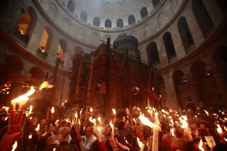 Благодатный огонь в иерусалиме фото