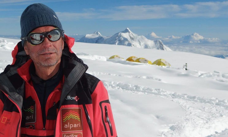 Люди решили, что могут купить Эверест. С начала года на вершине погибли уже 20 человек
