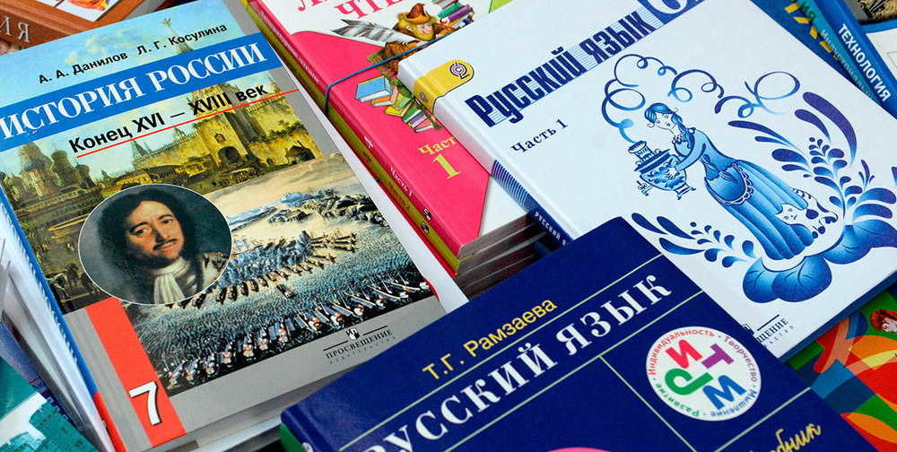 «Это какой-то феноменальный хаос». По каким учебникам будут учиться в школах?