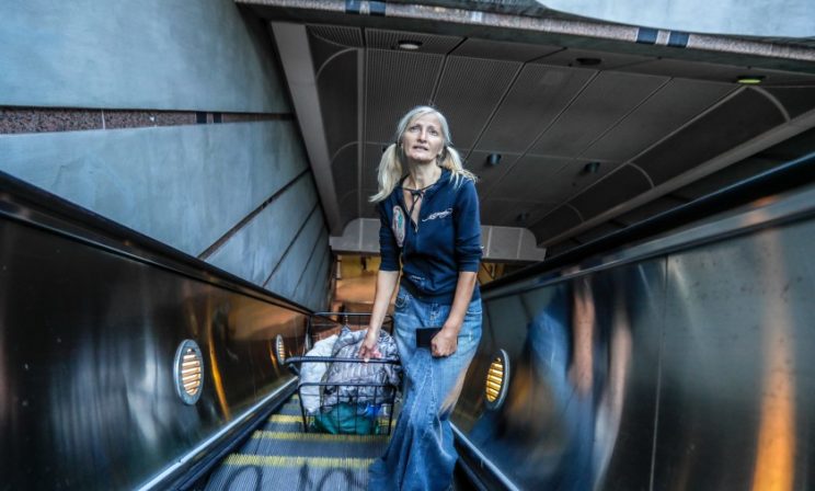 В США бездомная спела оперную арию в метро. Благодаря таланту у нее снова будет жилье и возможность выйти на сцену