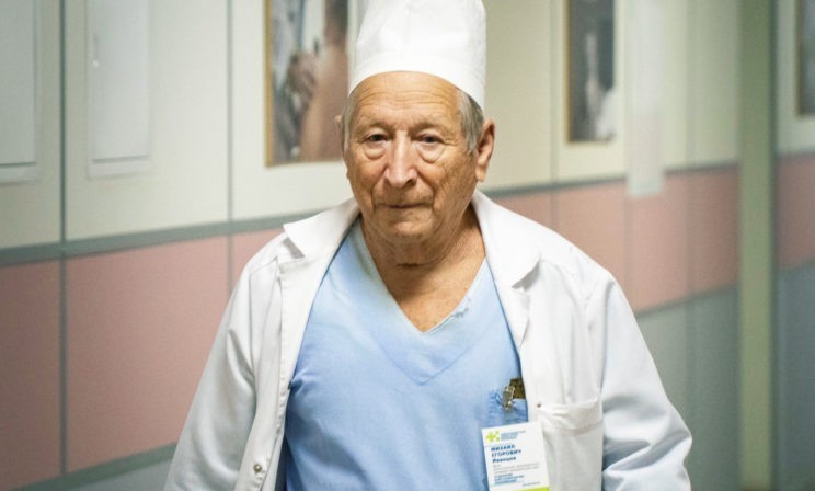 Врач, который провел 30 тысяч анестезий. В 89 лет он реанимирует, пишет и стоит на голове