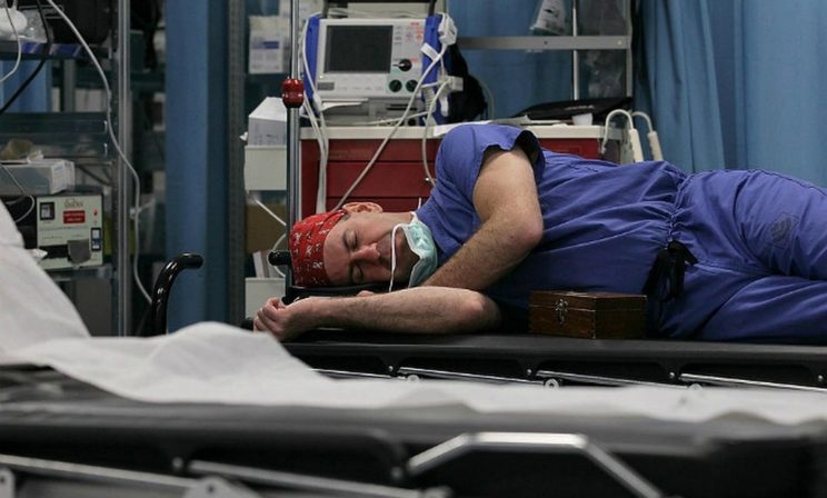 Неспящие в больницах. Могут ли врачи спать на дежурствах или за это нужно штрафовать?