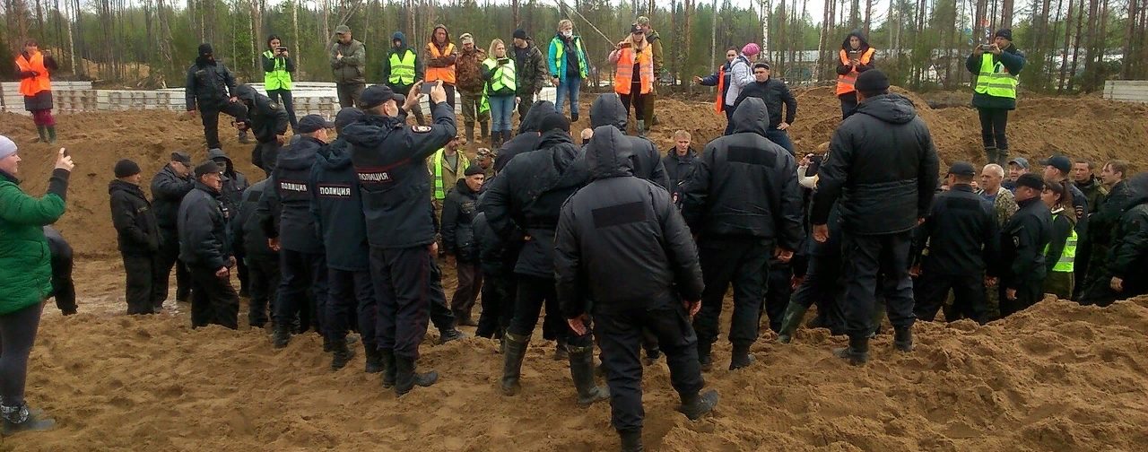 «Мы уже год здесь стоим». Защитники Шиеса – о том, почему они не перестанут мешать стройке мусорного полигона