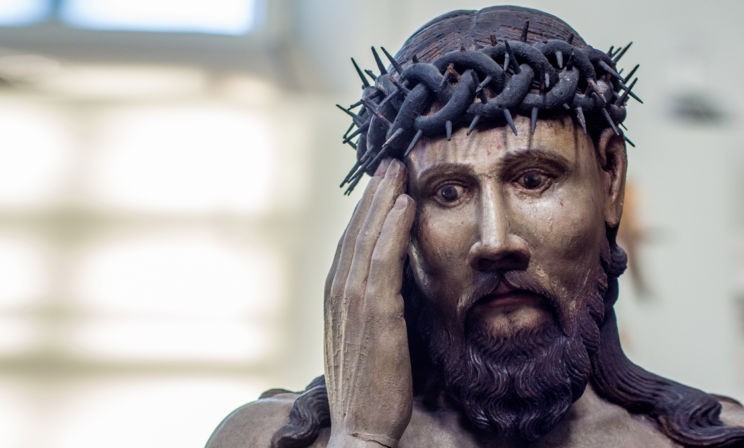 «Бога жалко»: на кого похож Христос в пермских скульптурах. Неканоничные изображения и ангелы в париках