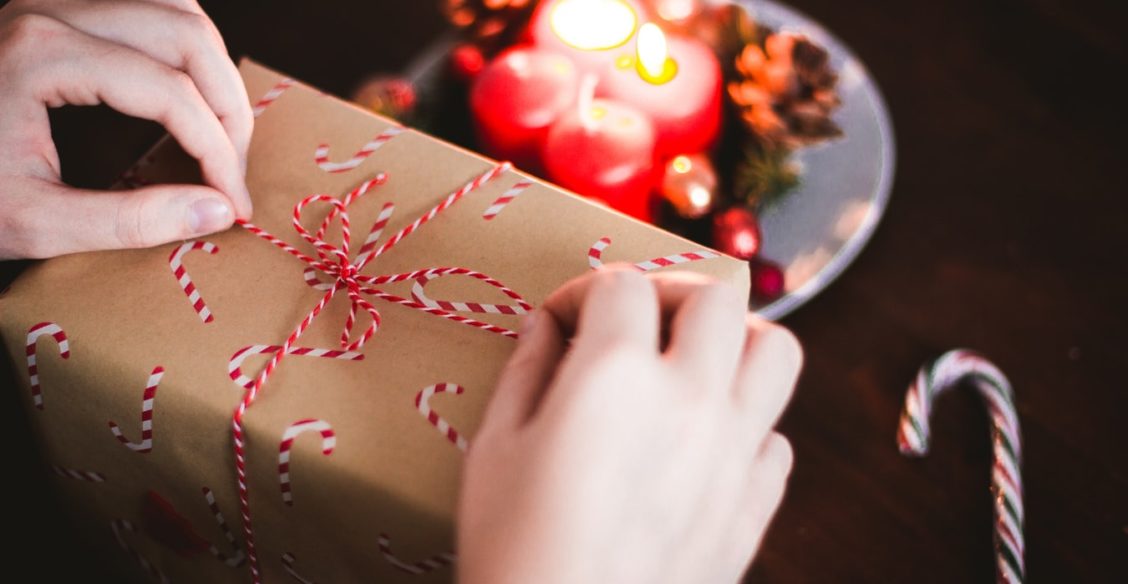 Кому помочь под Новый год? 12 возможностей подарить нужные подарки