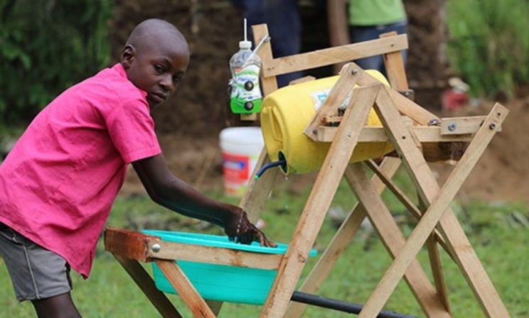 Школьник из Кении придумал машину для мытья рук. Пока в его деревне никто не заразился ковидом