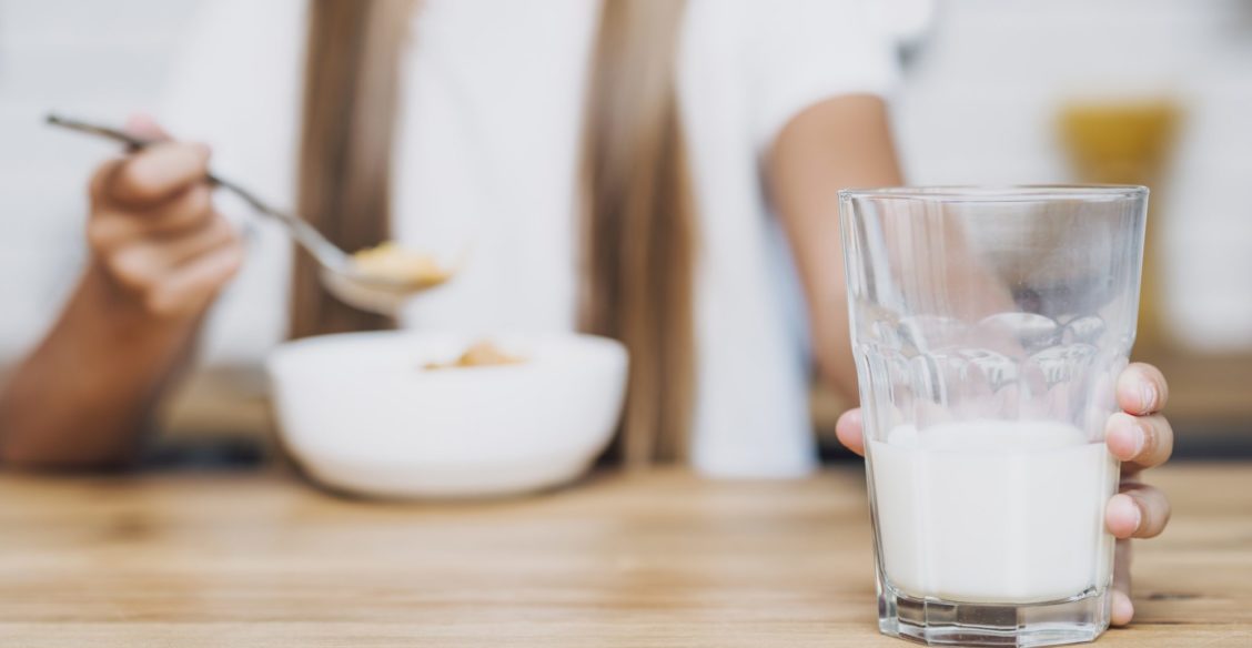 «Вызывает угри, накачано антибиотиками, а лучшее — парное». Правда и мифы о молоке — чему верить?