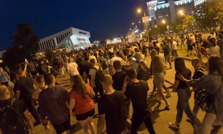 Столкновения с ОМОНом, водометы и пули. Очевидцы — о протестах в Беларуси
