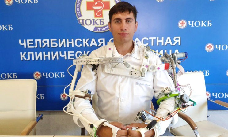 В Челябинске школьники придумали экзоскелет для людей после инсульта. Они выиграли грант и создадут прототип
