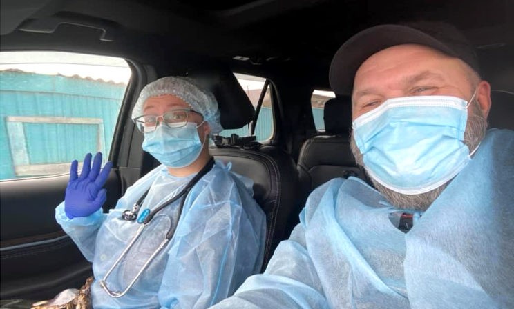 «Герои здесь не мы, а врачи». Жители Сибири на своих машинах везут медиков к пациентам