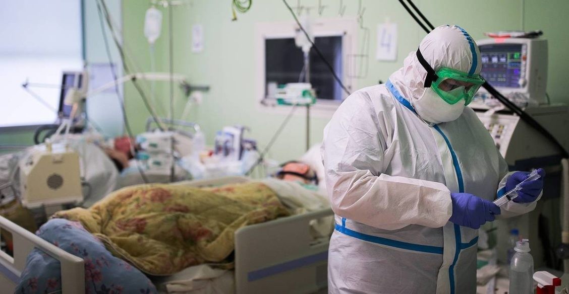 Медиков не хватает, всюду очереди, а учителя болеют ковидом. Как лечат коронавирус в Красноярске