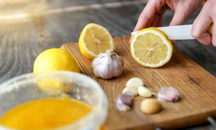 Лимоны и чеснок укрепляют иммунитет? Врач-иммунолог — о народных средствах и поливитаминах