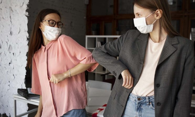 Опасно ли общаться с людьми, переболевшими коронавирусом? И нужно ли им носить маски