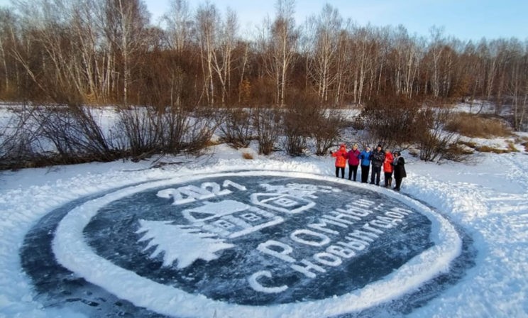 10 лет амурский художник создавал ледовые открытки. В память о нем люди делают их по всей России