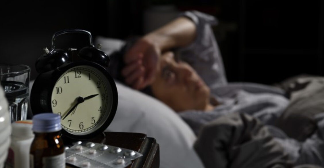 Почему ковид мешает спать? Врач-сомнолог — о бессоннице и бесполезных снотворных