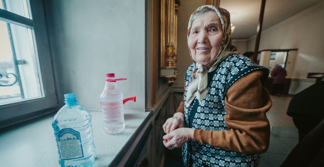 «А давайте я сам вам воды наберу!» Полицейский, бездомный и старушка — в храме на Крещение