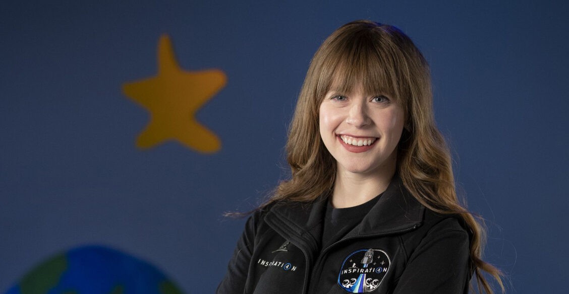 Хейли победила рак и летит в космос. Она работает в клинике, где ее вылечили в детстве