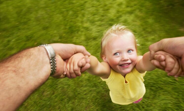 Почему нельзя тянуть ребенка за руку. Отвечает педиатр Сергей Бутрий