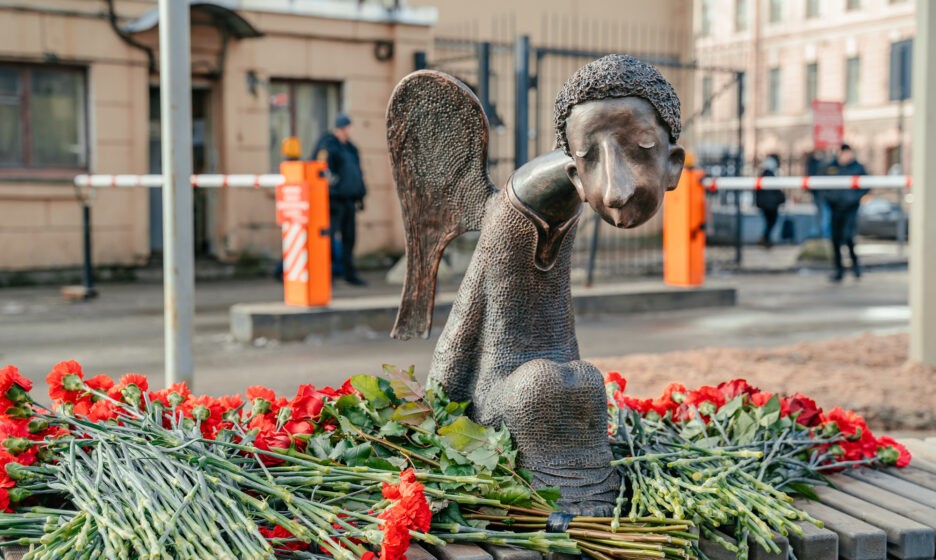 Памятник медикам погибшим от коронавируса в спб фото