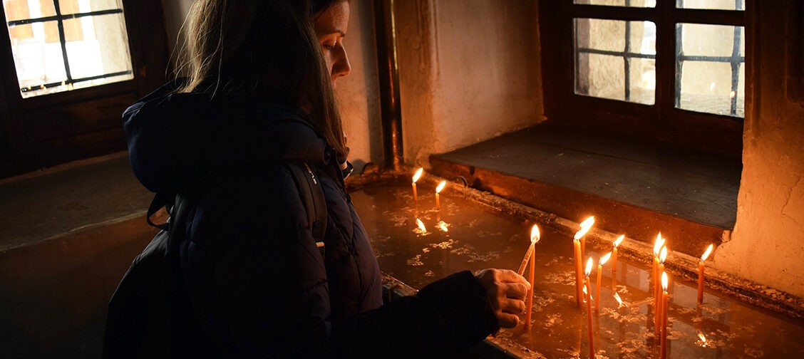 Муж и три дочери погибли в автокатастрофе. Но я общаюсь с ними в храме — как с живыми