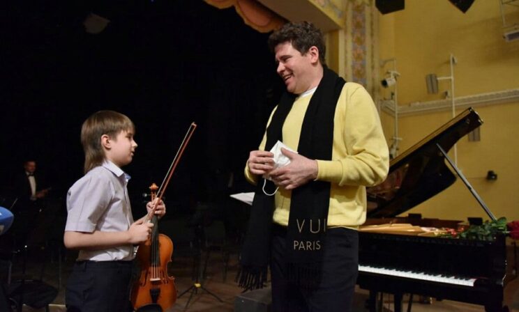 На 9-летнего скрипача из Челябинска жаловались соседи. За него заступился пианист Денис Мацуев
