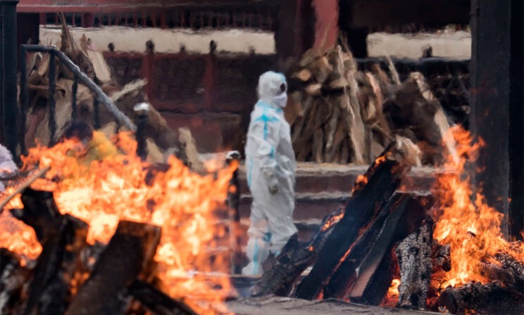 Индия в огне. В больницах не хватает коек и кислорода, а число заболевших растет