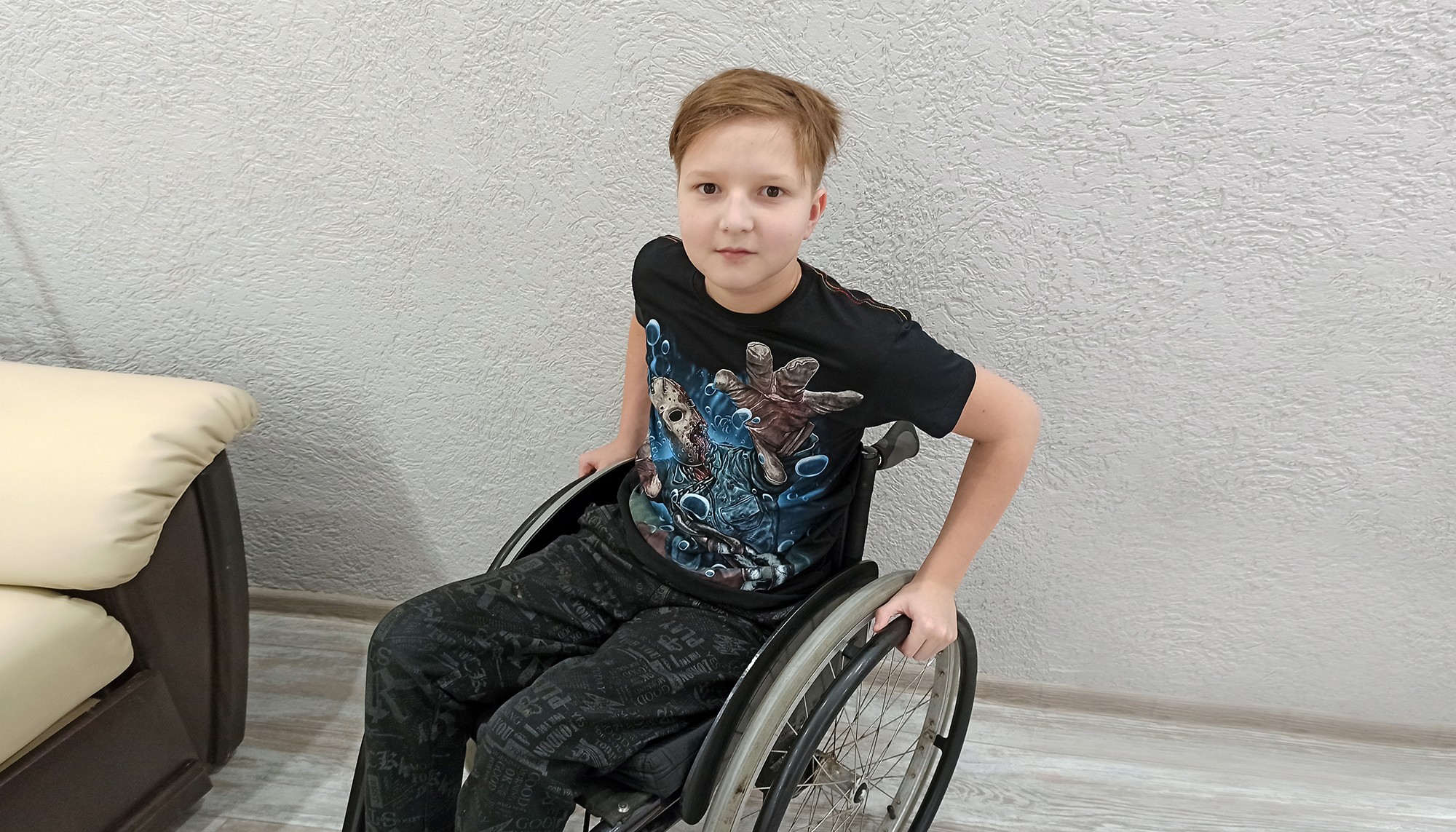 Усыновленный мальчик Саша в инвалидной коляске