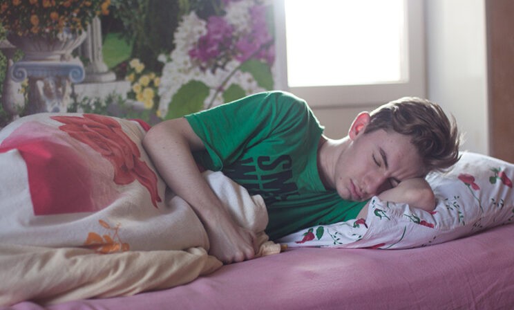 «Не могу разбудить сына в школу». 5 способов наладить сон