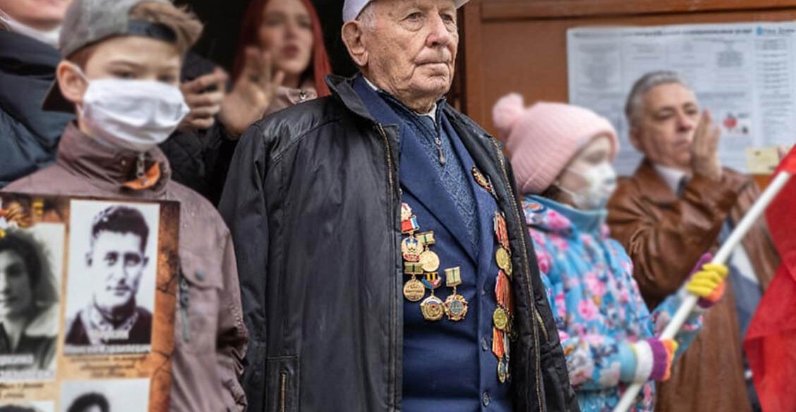 «Я был ранен осколками в бок и челюсть, но продолжал вести бой». Ветерану Абраму Миркину — 100 лет