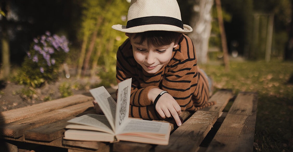 «Ненавижу читать!» Как помочь ребенку справиться с книгами на лето