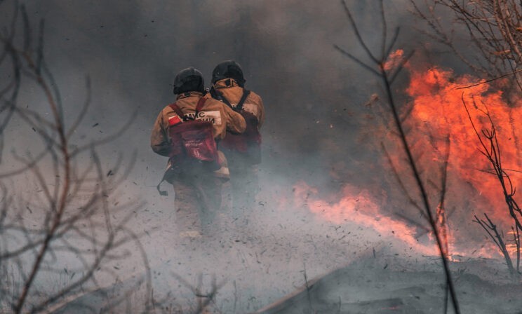 «Огонь шел стеной за нами». Как 25 пожарных чудом спаслись в горящем лесу