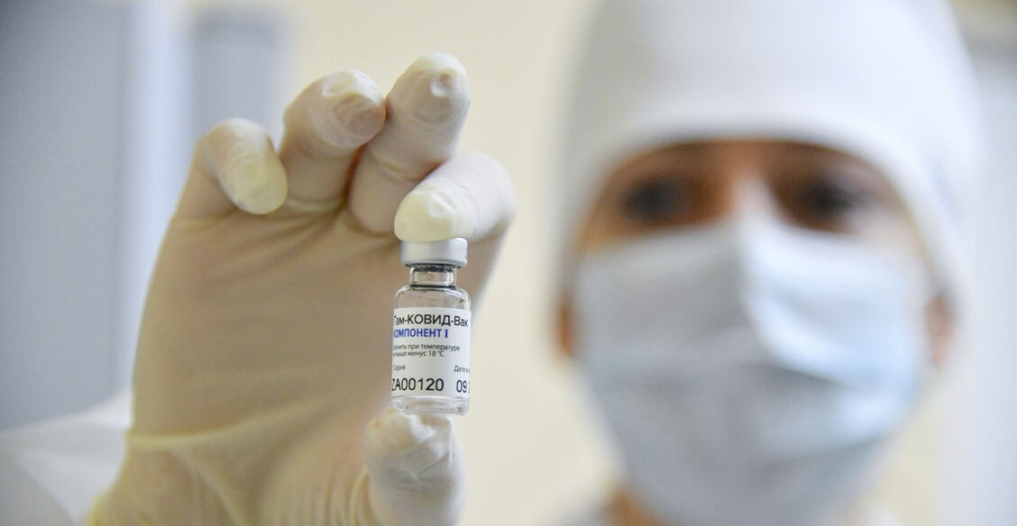 «Есть ли риск от вакцины?» — почему это неверный вопрос. Иммунолог Борис Рейзис