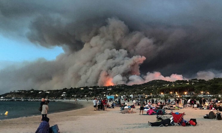В Турции лесные пожары подошли к курортам. Что известно