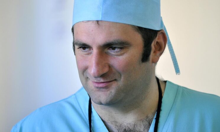 «Спасти за 17 минут». Хирург Ашот Григорьян оперирует пороки сердца у детей с малым весом