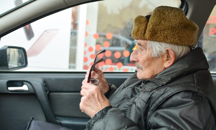 «Папа, я сбила человека». Таксист спас пенсионера от телефонных мошенников