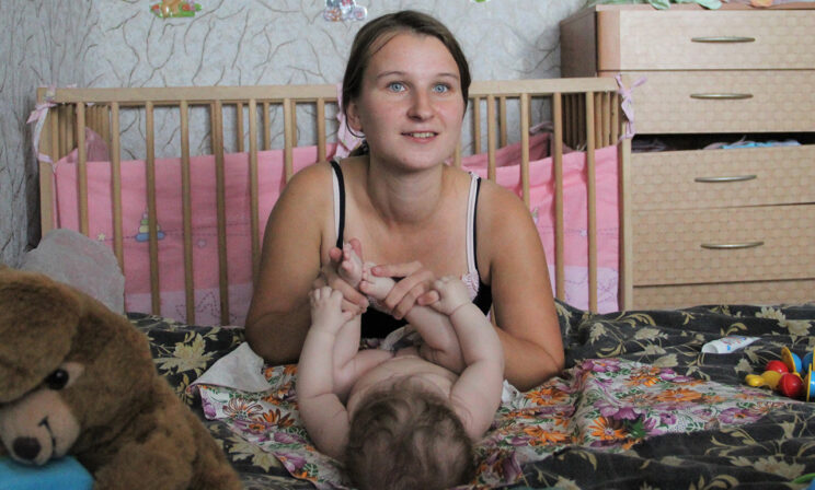 В Омске выпускнице интерната вернули дочь спустя полгода. «Правмир» публиковал ее историю