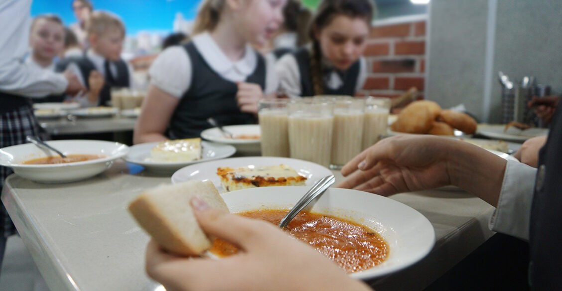 «Дело доходит чуть ли не до угроз». 20 детей отравились после завтрака в школьной столовой в Клине