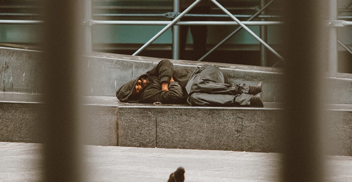 «Люди спят на решетках с шипами». Куда пойти бездомному холодной ночью