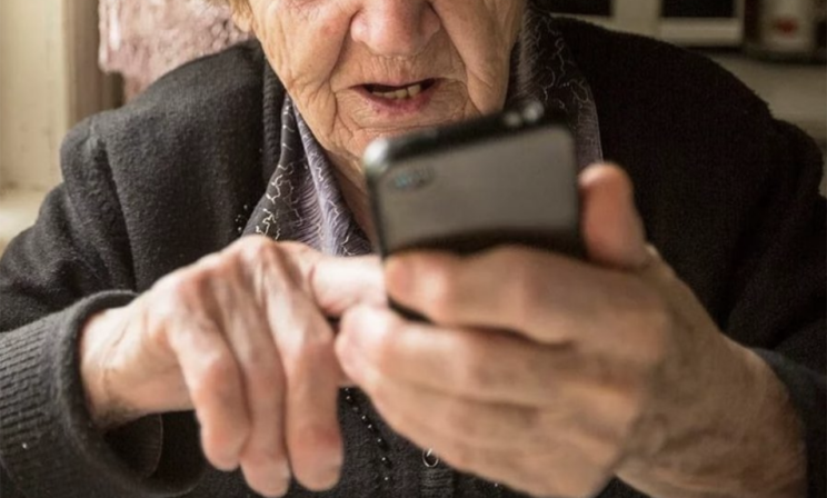 Пенсионерка не поверила телефонным мошенникам. И помогла их задержать
