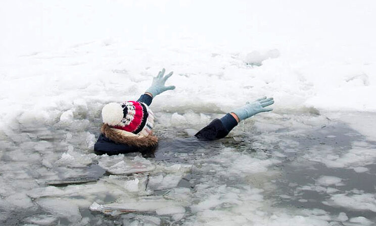 Услышал крик «Помогите!» и бросился в ледяную воду