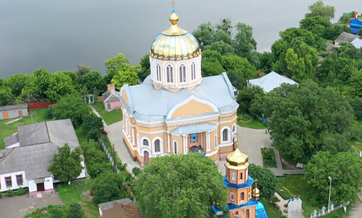 Священника выволокли из храма в украинском городе Смела. Что происходит?