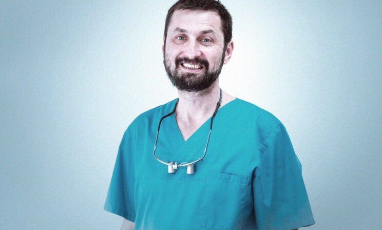 «Люди нуждались в экстренной помощи». Стоматолог из Германии бесплатно лечит украинских беженцев