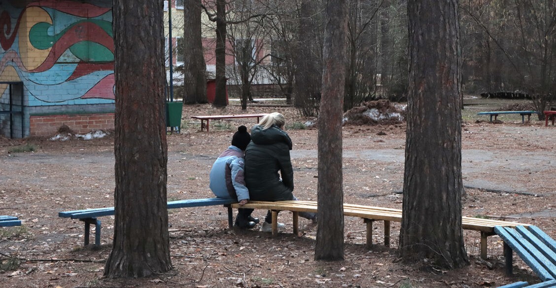 «Мам, а когда мы домой поедем?» Один день в ПВР, где живут беженцы из Донбасса