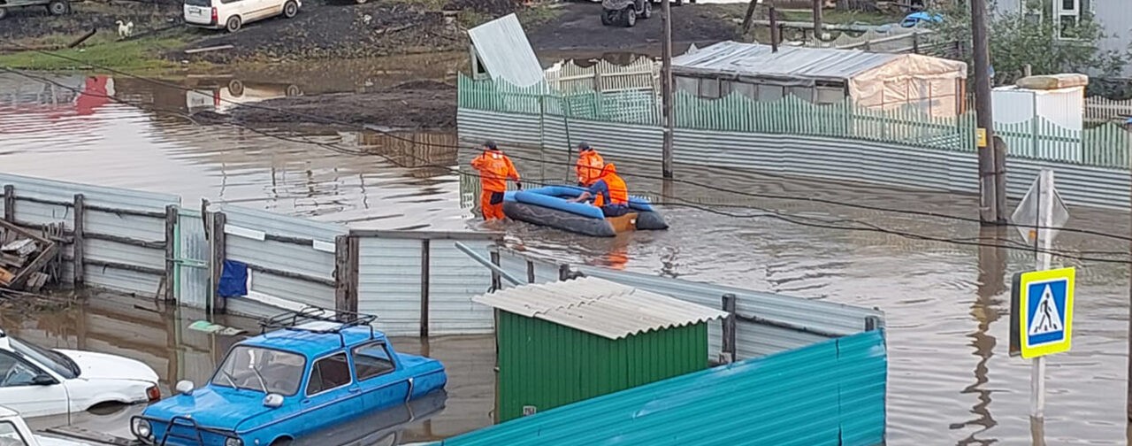 «Вода прибыла ночью, люди не успели спасти документы и зимние вещи». Что происходит в Якутии